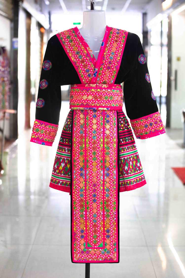 2023新款【老挝纯手工绣花+中国版硬币】每套只有一件，购买时请联系客服核对款式