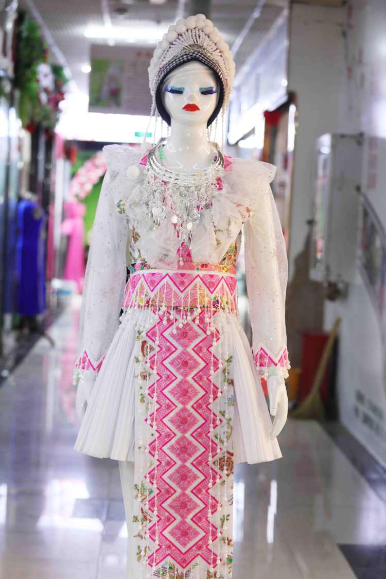 新款【老挝纯手工绣花+中国版硬币】