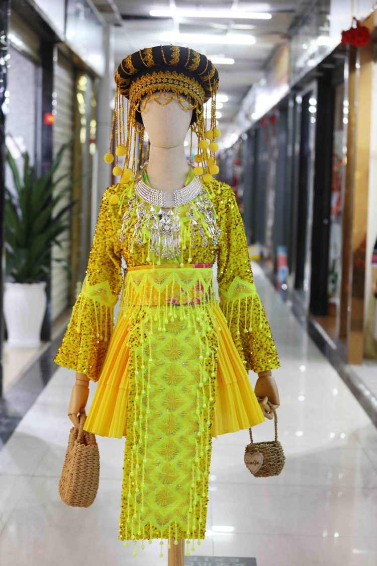 新款黄色喇叭袖【老挝纯手工绣花+中国版硬币】