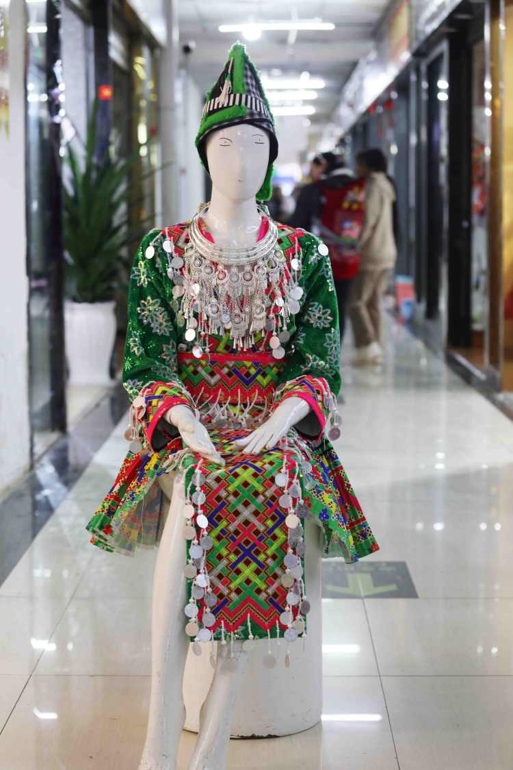 新款【老挝纯手工绣花+中国版硬币】