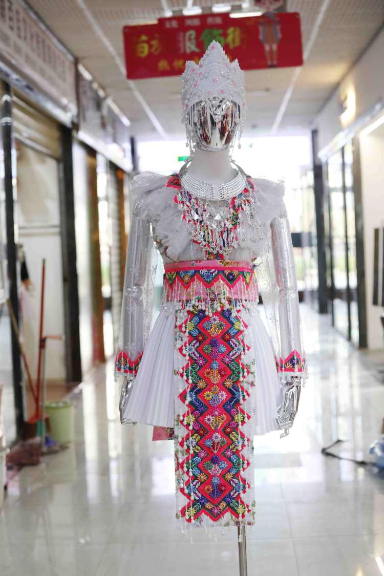 新款【老挝纯手工绣花+中国版硬币】