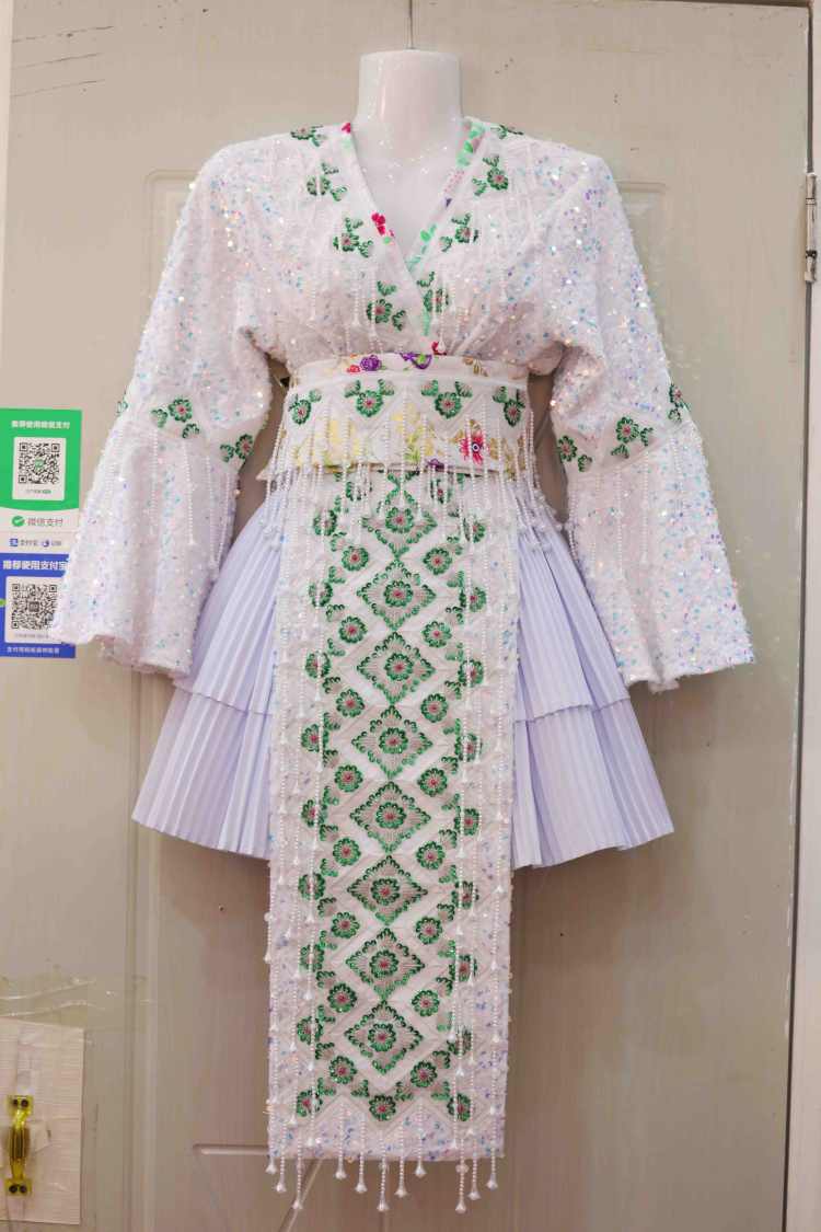 新款白色喇叭袖【老挝纯手工绣花+中国版硬币】