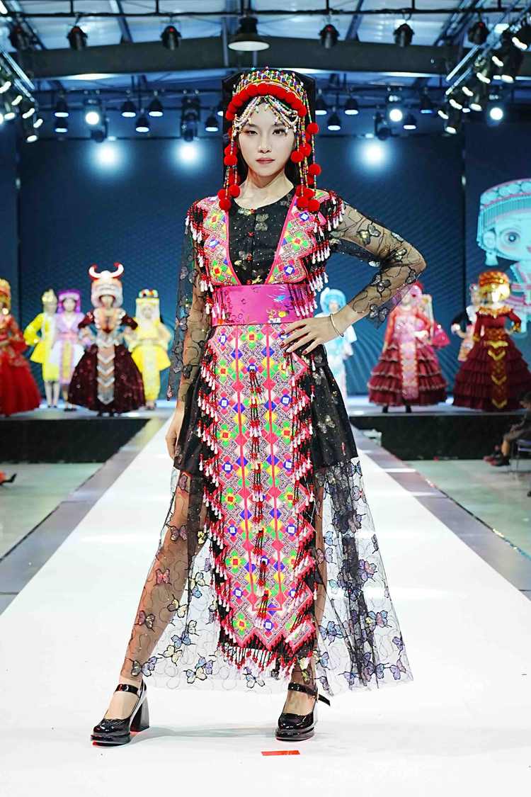 亿户苗家【文裳之旅】老挝纯手工绣花蕾丝长款17