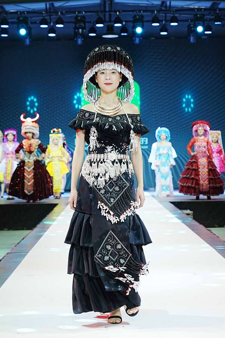 亿户苗家【文裳之旅】中国版绣花黑色经典（整套）编号22