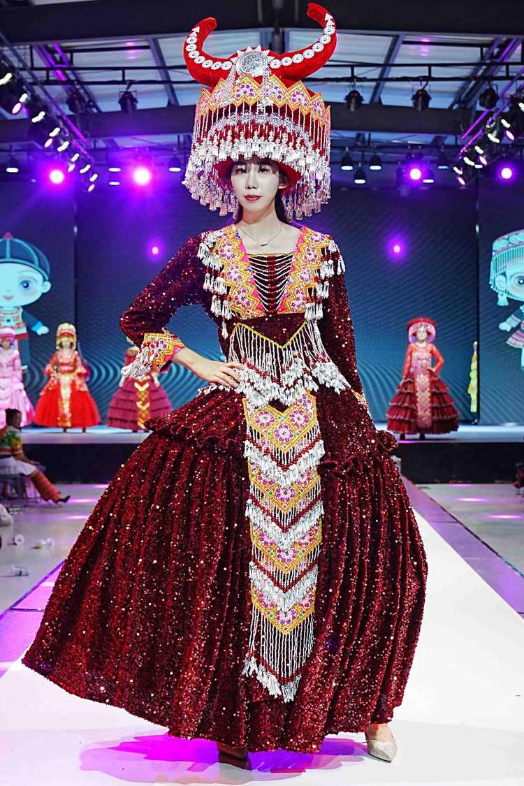 亿户苗家【文裳之旅】老挝纯手工绣花婚纱02