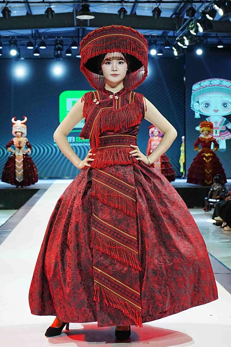 亿户苗家【文裳之旅】中国绣花婚纱款06