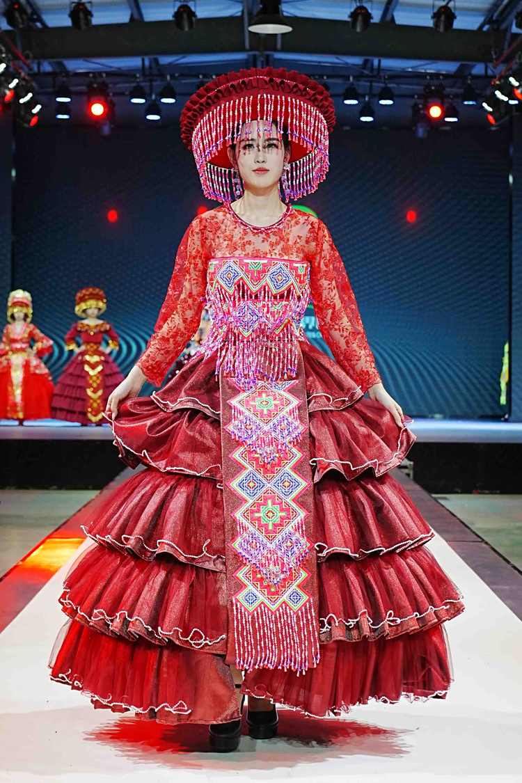 亿户苗家【文裳之旅】老挝纯手工绣花婚纱款01